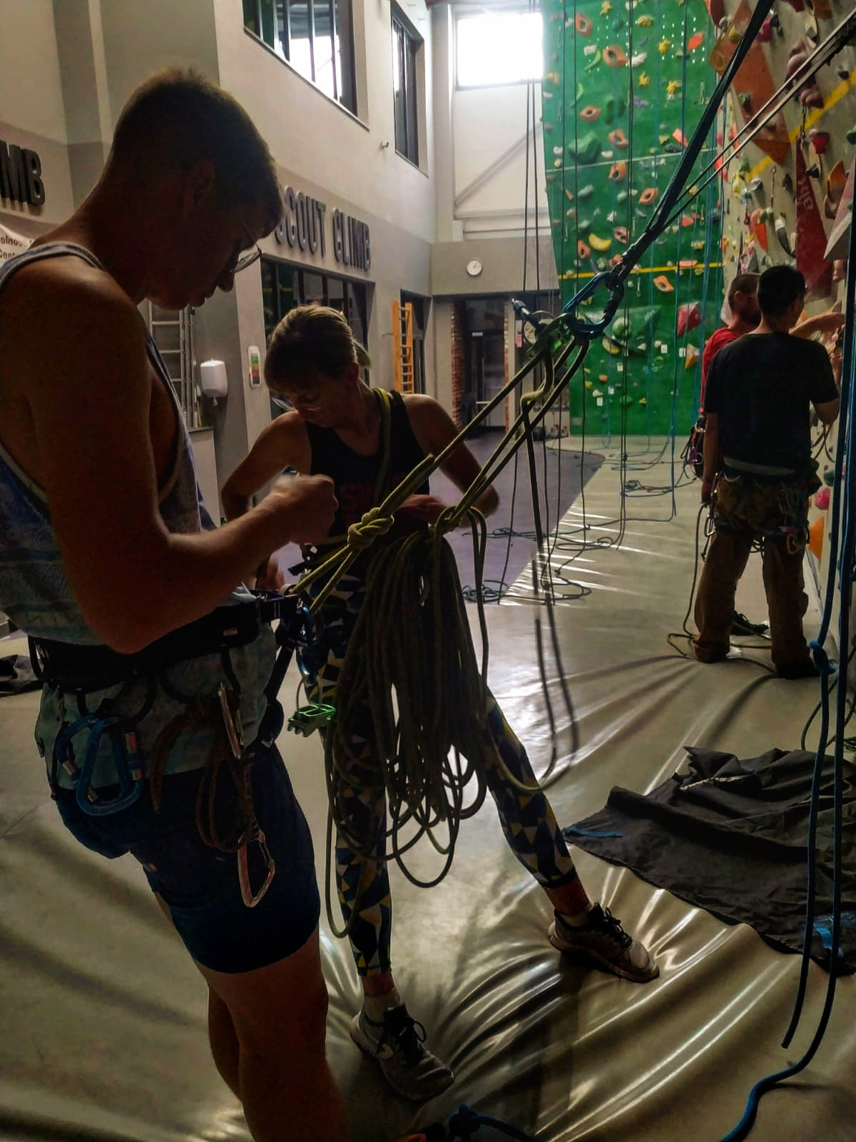 Wspinanie na ścianie wspinaczkowej