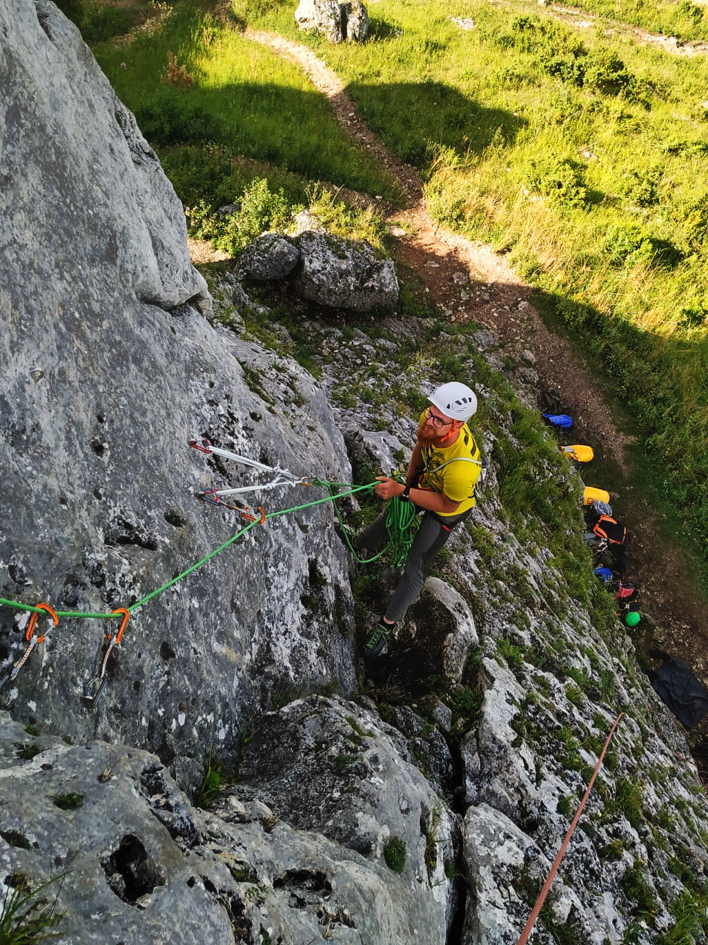 Kurs wspinania po drogach ubezpieczonych – praktyka w terenie
