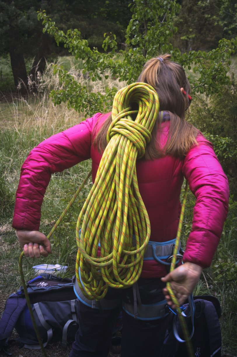 Wspinaczka na kursie skałkowym – techniki transportu liny